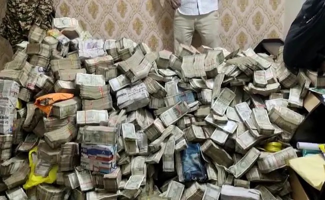 25 Crore Cash Found In Help S House In Raids Linked To Jharkhand