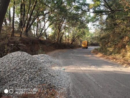 Keri sarpanch demands permanant ban on heavy vehicles at Chorla Ghat