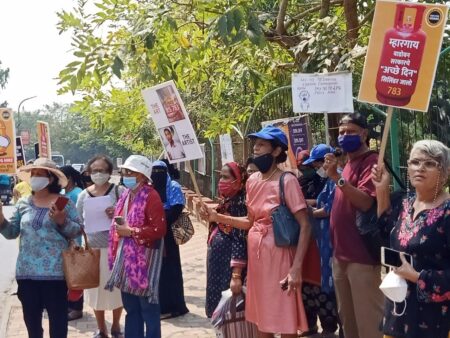 AAP’s Women Wing protested and submitted a memorandum to the civil supplies office (Margao) on increasing prices of essentials