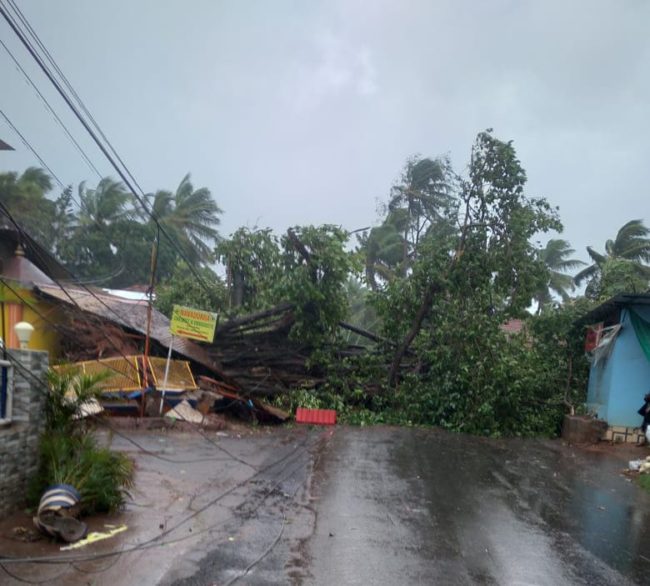 Cyclone Tauktae Causes Havoc; Leaves Trail Of Destruction - Goemkarponn ...