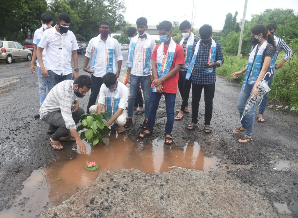 NSUI Goa has given 15 days ultimatum to Government to repair the potholes else they will come out in huge numbers on the road to protest