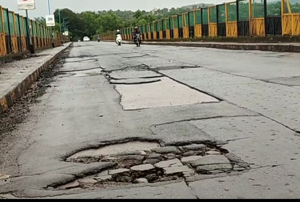 Locals and panch members demand urgent repair of Borim bridge road