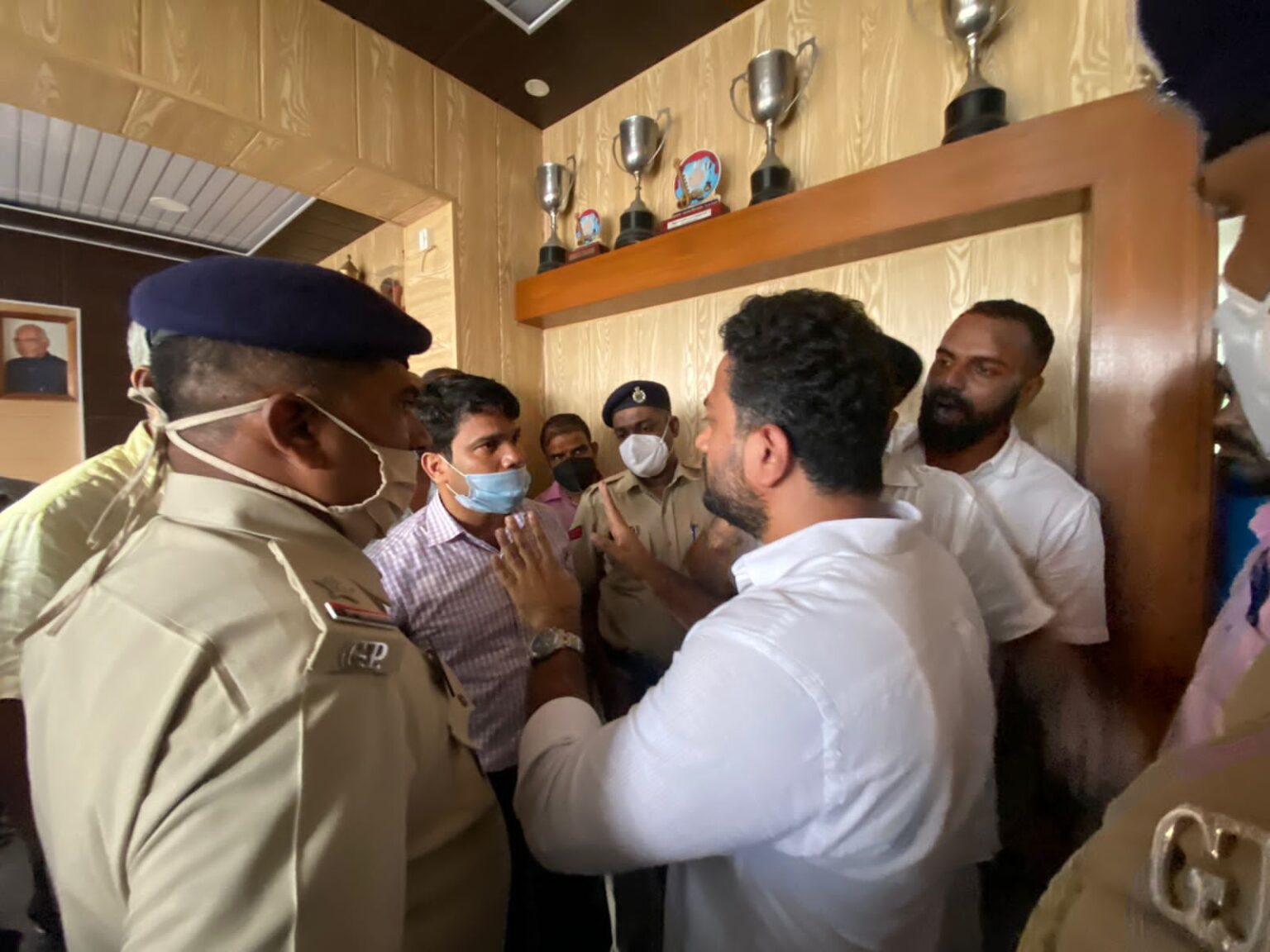 Remove banner of Amit Shah from electricity poles: Youth Congress