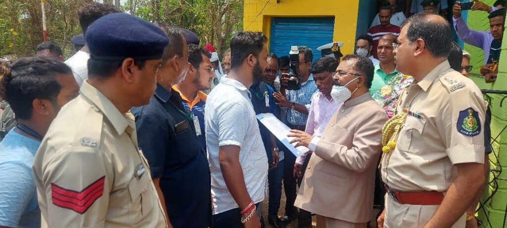 Not allowed to enter program, Cong meets Guv outside hall on bad roads issue