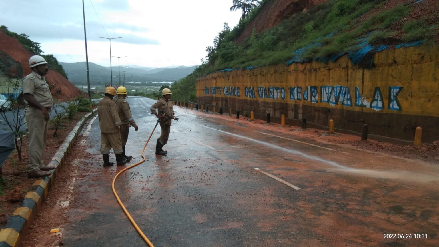 Two giant boulders come rolling down on Verna-Loutolim bypass