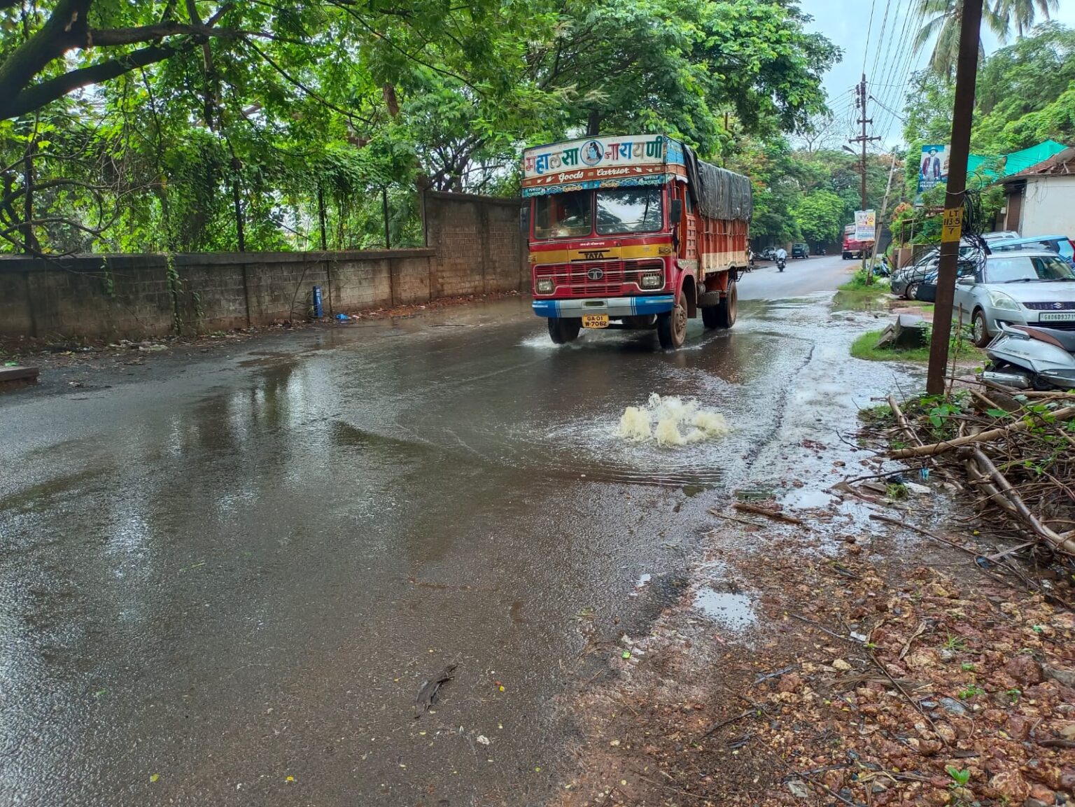 Overflowing sewerage manholes in Vasco pose danger