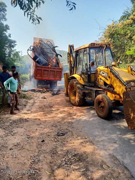 Truck carrying grass cottages comes in contact with electric overhead wires at Assagao