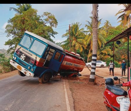 Water Tanker gets stuck at Agonda