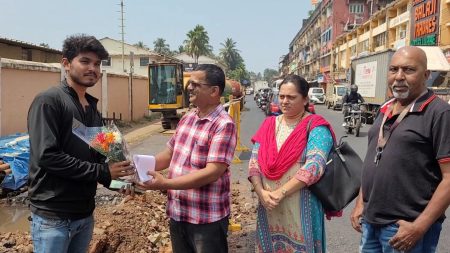 Goa Cong leader presents a bouquet of flowers to Sewerage contractor