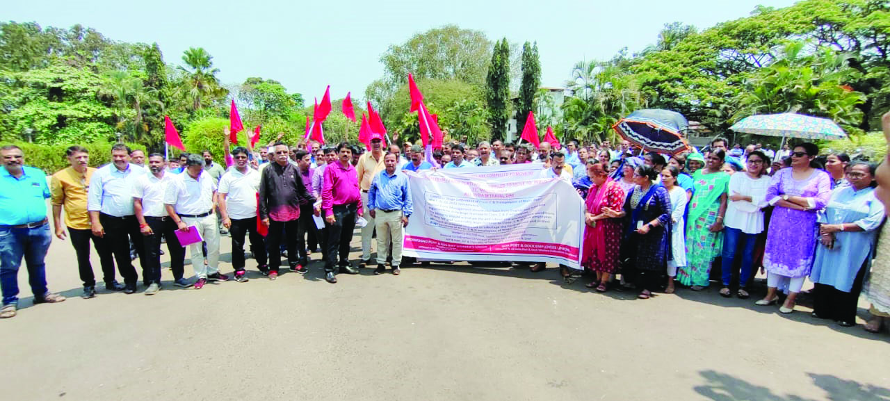 Port workers demonstrate outside MPA building over wage revision – Goemkarponn