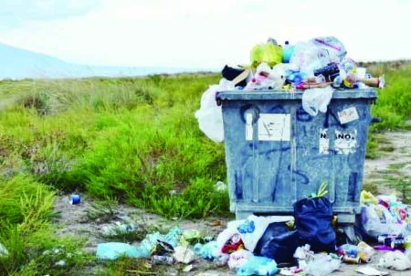 Cortalim MLA apprehends man dumping Garbage on Communidade Land at Cortalim