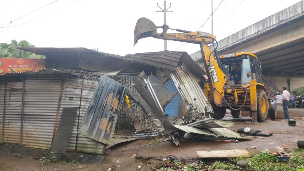 4 unauthorised kiosks demolished near Karaswada junction Goemkarponn