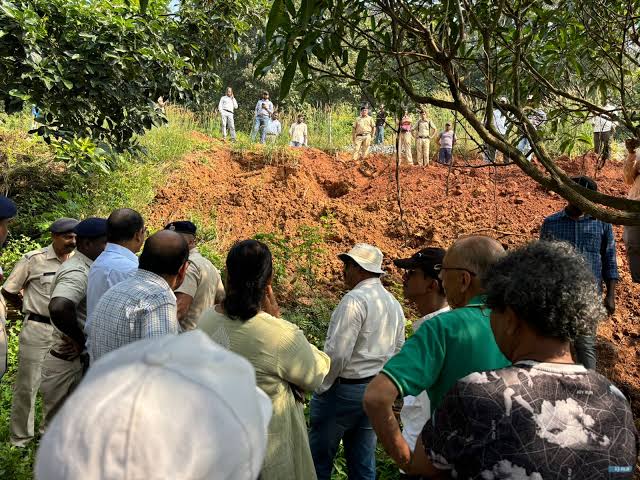 Villagers halt RVNL’s construction material dumping at Velsao