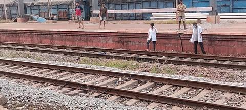 SHOCKING! 40-yr-old dies after jumps in front of moving train