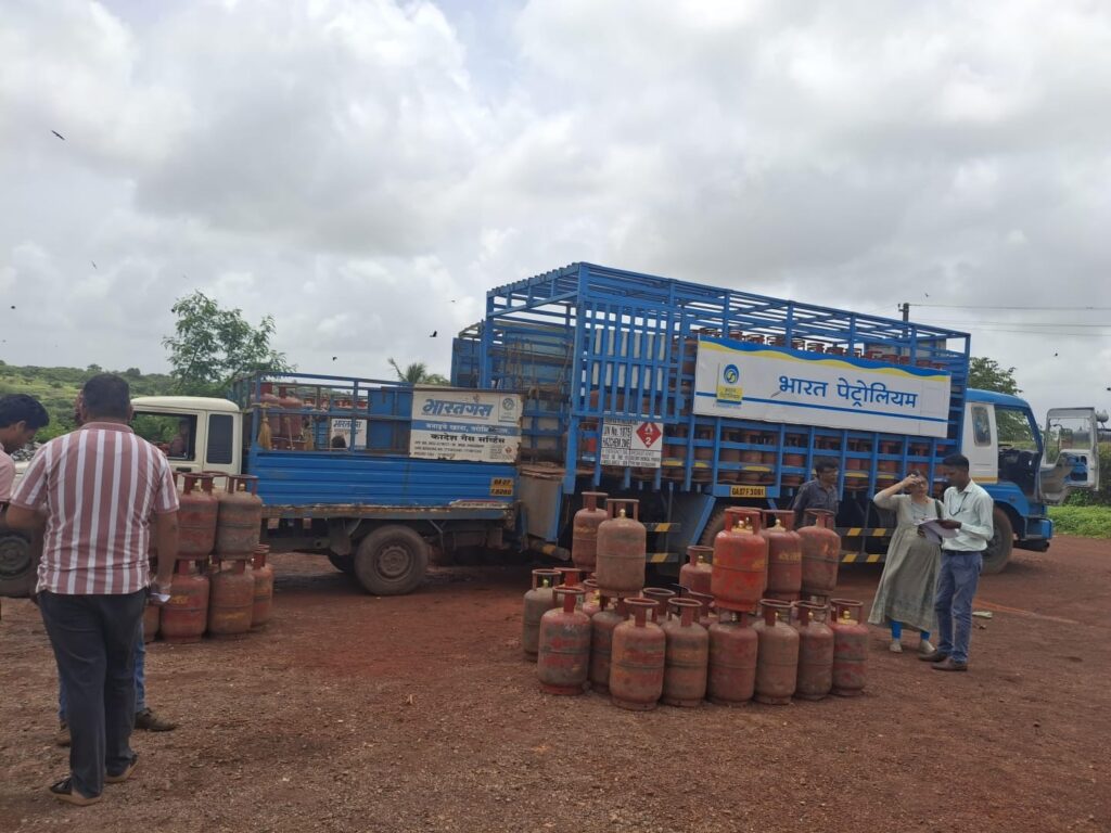Illegal LPG decanting racket busted at Sancoale; seven vehicles, 1,000 cylinders seized