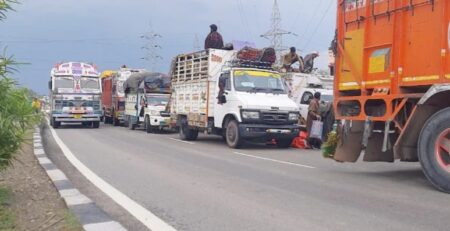 Thousands of Tonnes of Apples Rot as Srinagar-Jammu Highway Remains Blocked