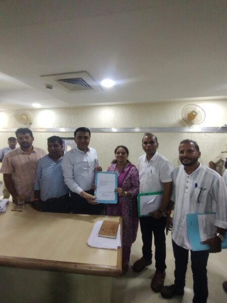 Khola Sarpanch Leads Delegation to CM, Seeks Fulfilment of Pending SAGY Promises