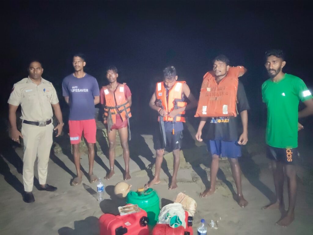 Locals, Lifeguards Rescue Four Fishermen After Boat Capsizes Off Vagator-Anjuna