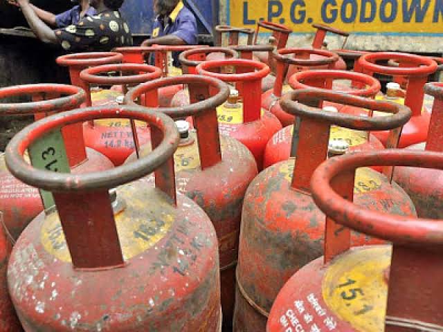 Panaji Police Book LPG Delivery Staff and Manager for Illegal Gas Decanting in Public Place