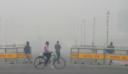 Air Quality Deteriorates in Delhi as Weak Winds Trap Pollutants