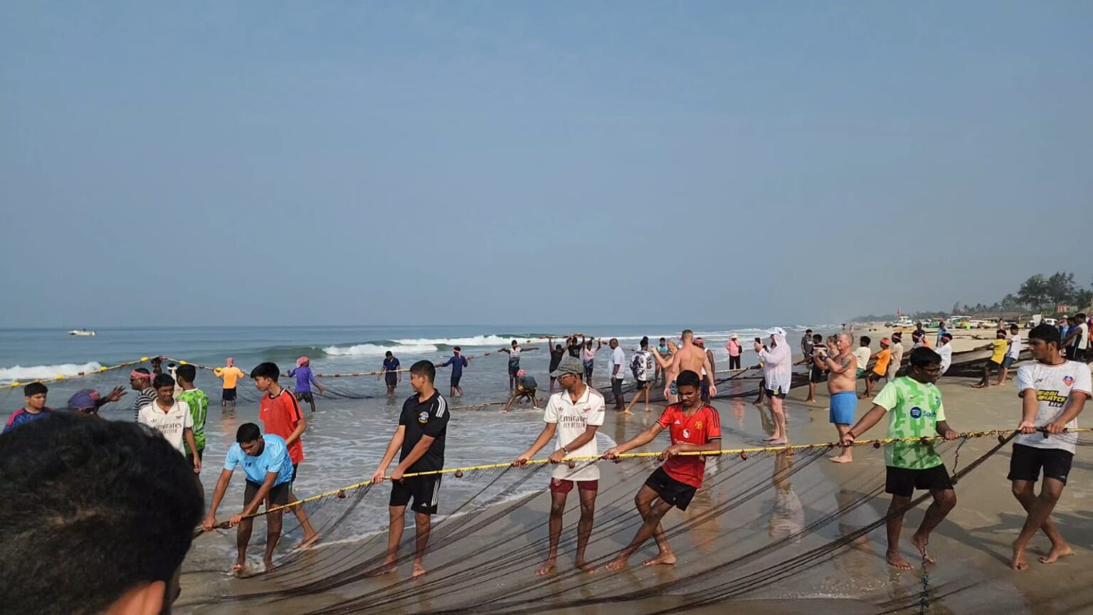Students Experience Traditional Rampon Fishing at Benaulim Beach
