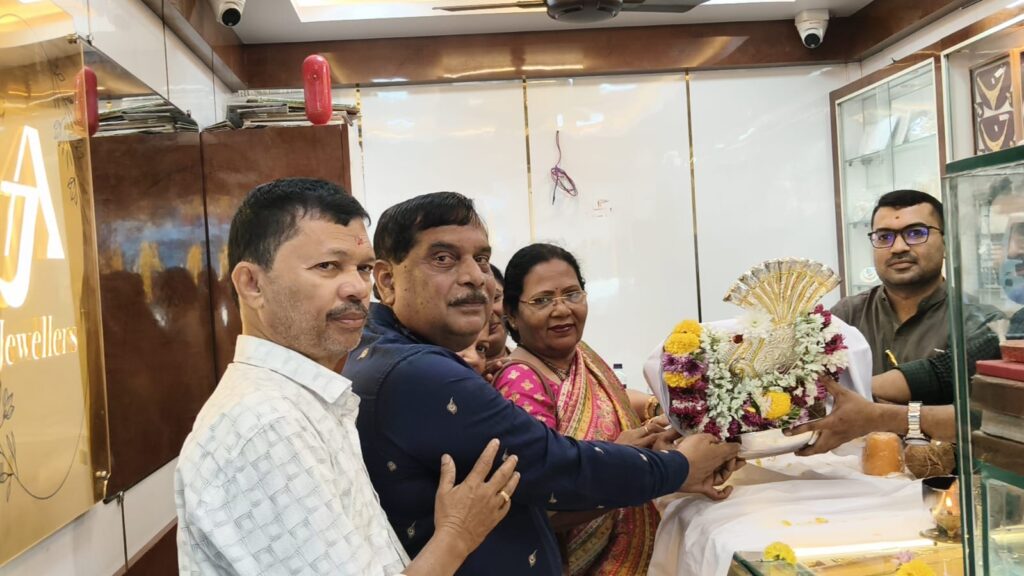 Silver turban worth Rs 5.5 lakhs offered to Dev Khapreshwar ahead of 30th Vardhapan Diwas