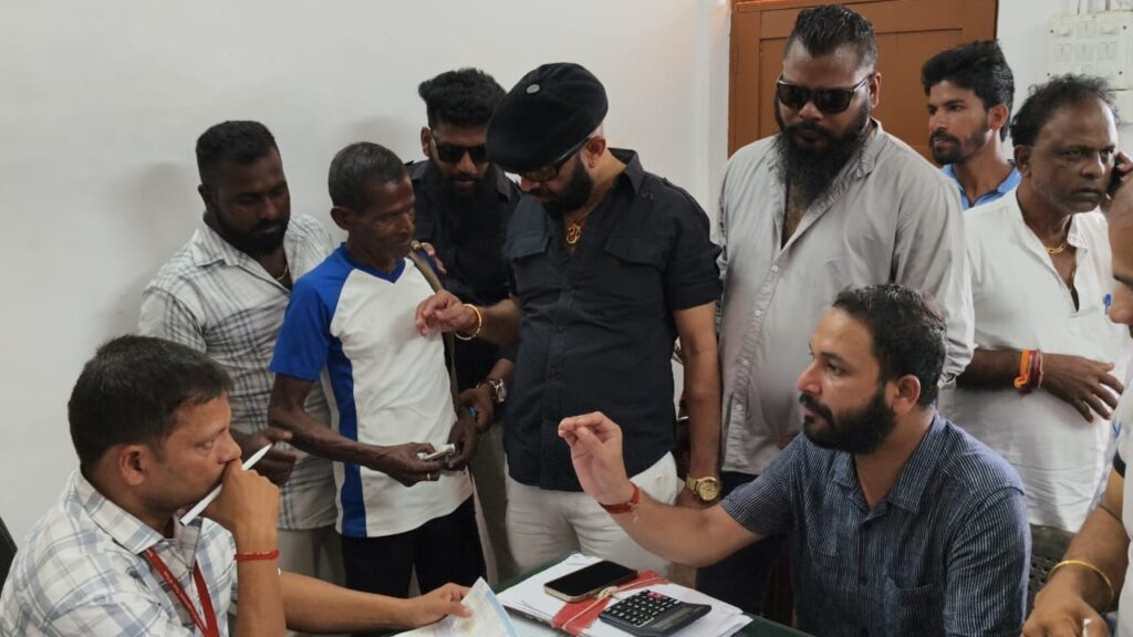 Congress Leaders Gherao Electricity Officials Over Excessive Power Bills In Canacona