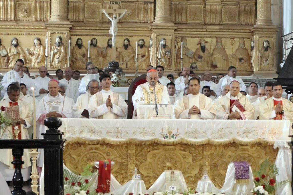 Archdiocesan Chrism Mass celebrated at Old Goa, priests renew promises
