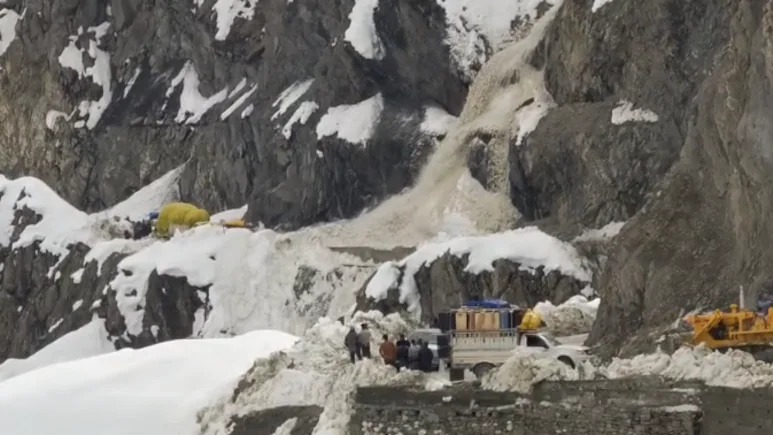 Avalanche At Zojila Pass Kills Seven, Traps Vehicles On Srinagar Leh Highway