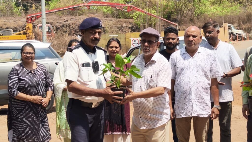 Velsao villagers felicitate Vasco traffic police after swift action at Queeny Nagar junction