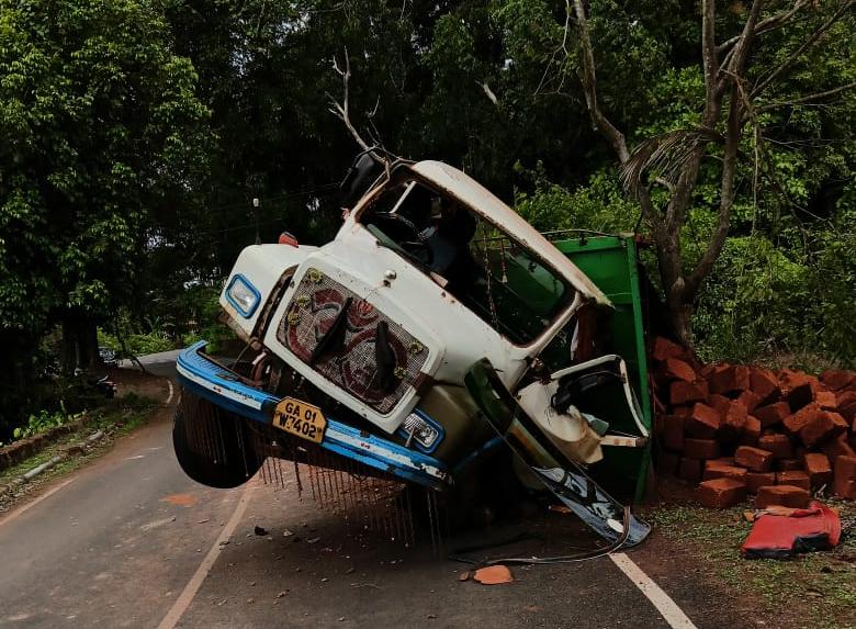 Illegal Laterite Trade Under Scanner After Truck Overturns Near Sacorda