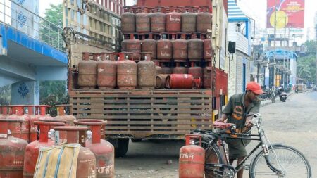 Government Cuts Subsidised LPG Cylinder Quota for Ujjwala Beneficiaries to Four Per Year