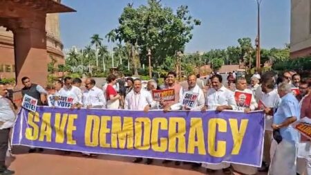 Rahul Gandhi Sits on Dharna as INDIA Bloc Marches Against Gyanesh Kumar